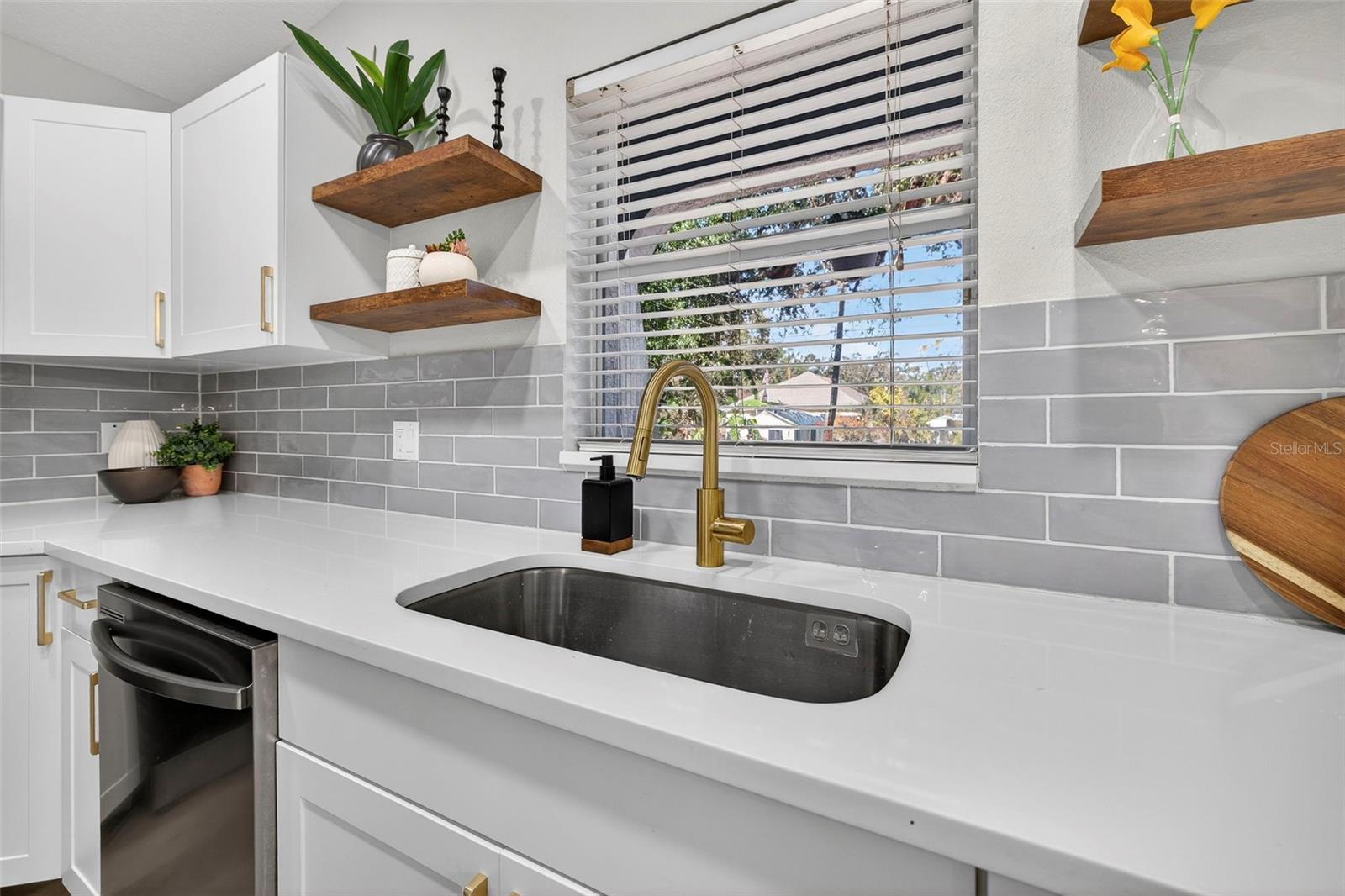 Image 15 of 27 For 1909 Henry Avenue