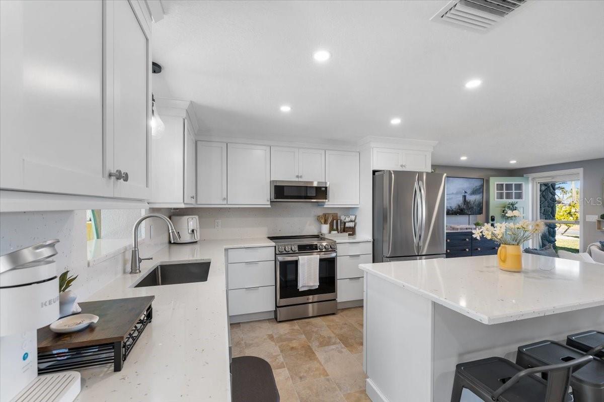 Listing photo id 12 for 4016 Flamingo Boulevard