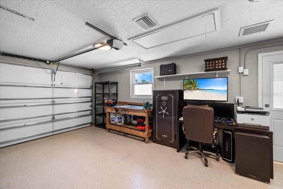 Listing photo id 25 for 4016 Flamingo Boulevard