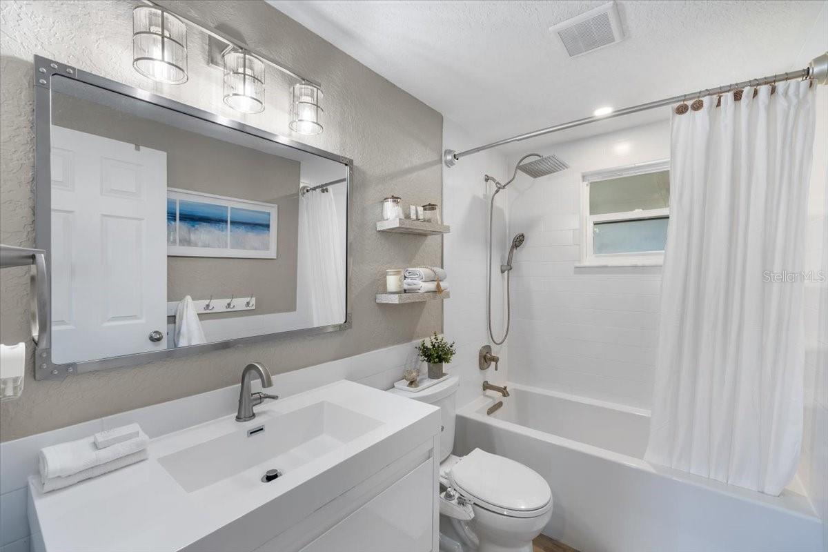 Listing photo id 4 for 4016 Flamingo Boulevard