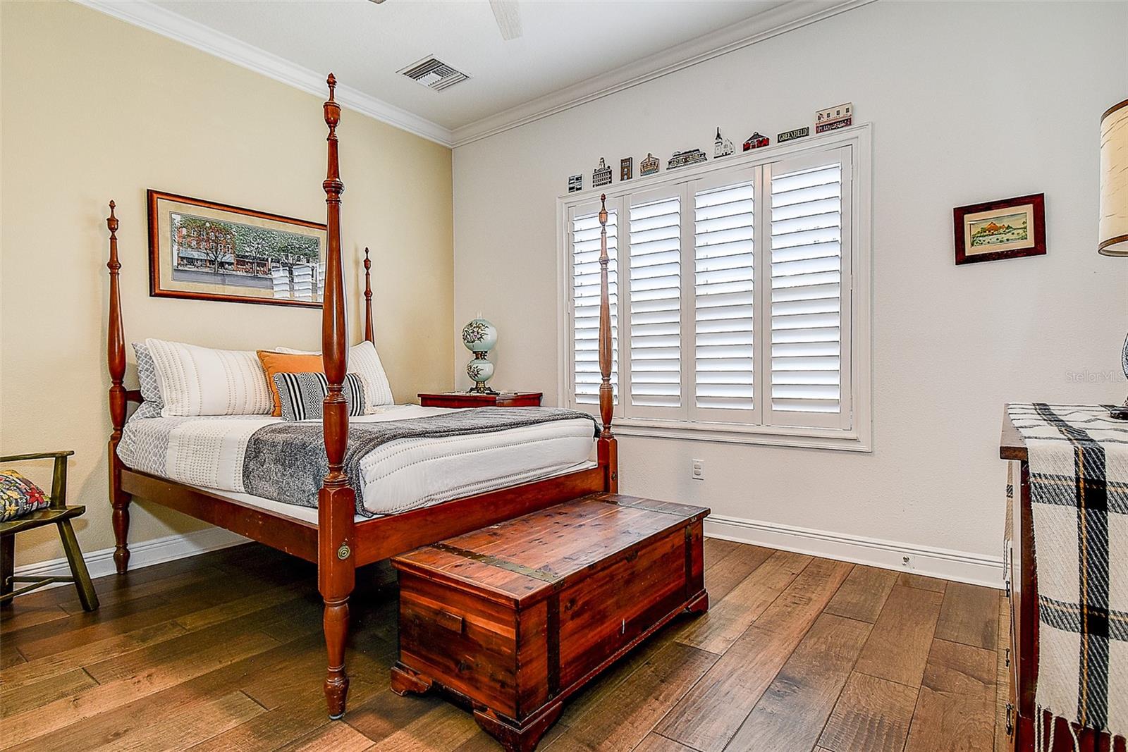 Image 26 of 43 For 411 Regent Lane N