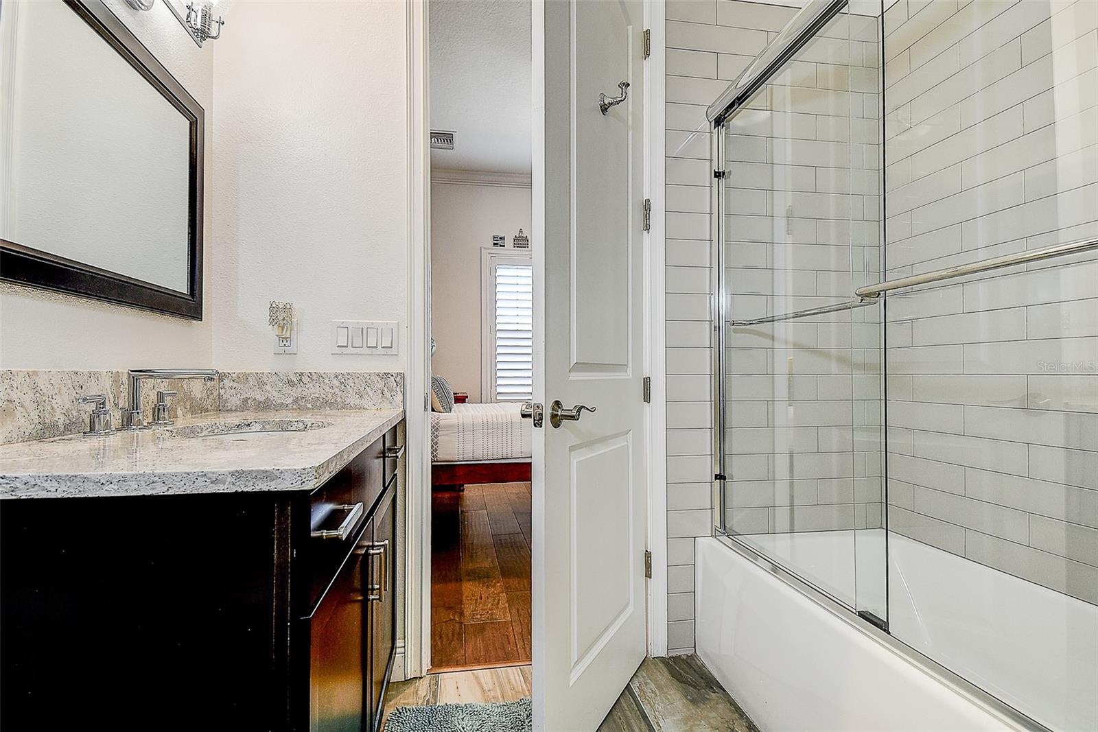 Image 28 of 43 For 411 Regent Lane N