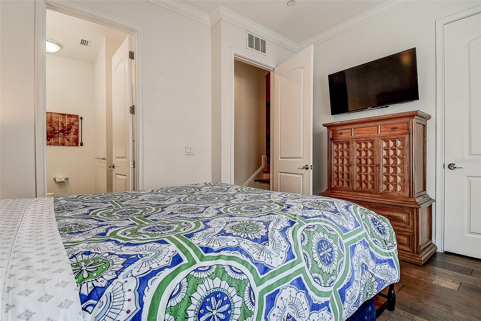 Image 31 of 43 For 411 Regent Lane N