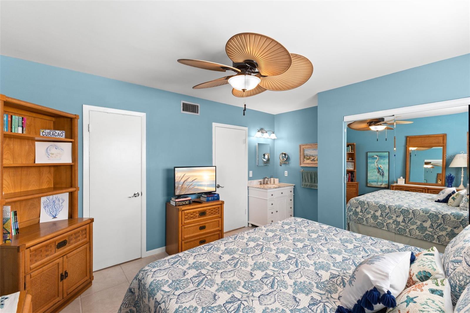 Image 21 of 50 For 10280 Gulf Boulevard 25