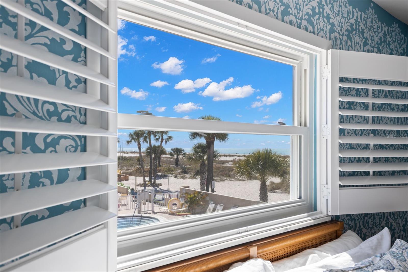 Image 22 of 50 For 10280 Gulf Boulevard 25