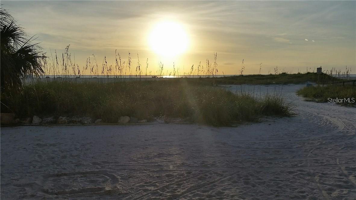 Image 34 of 50 For 10280 Gulf Boulevard 25