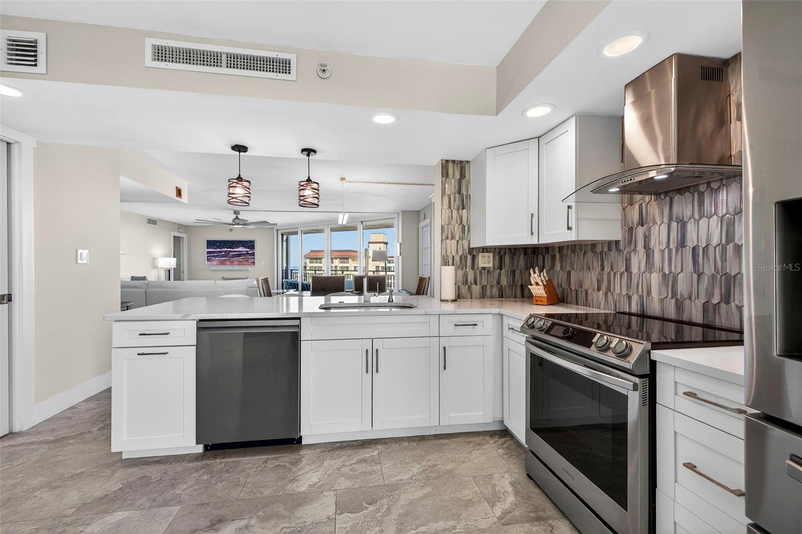 Image 10 of 37 For 690 Island Way 1109