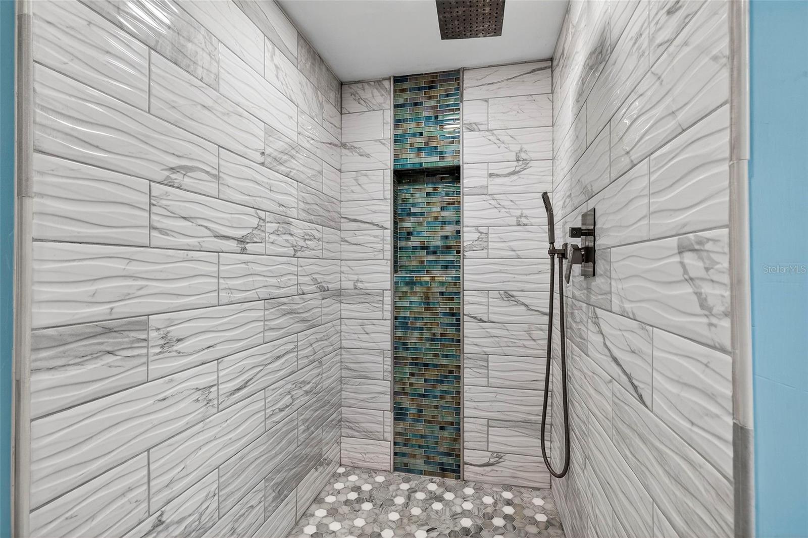 Image 19 of 37 For 690 Island Way 1109