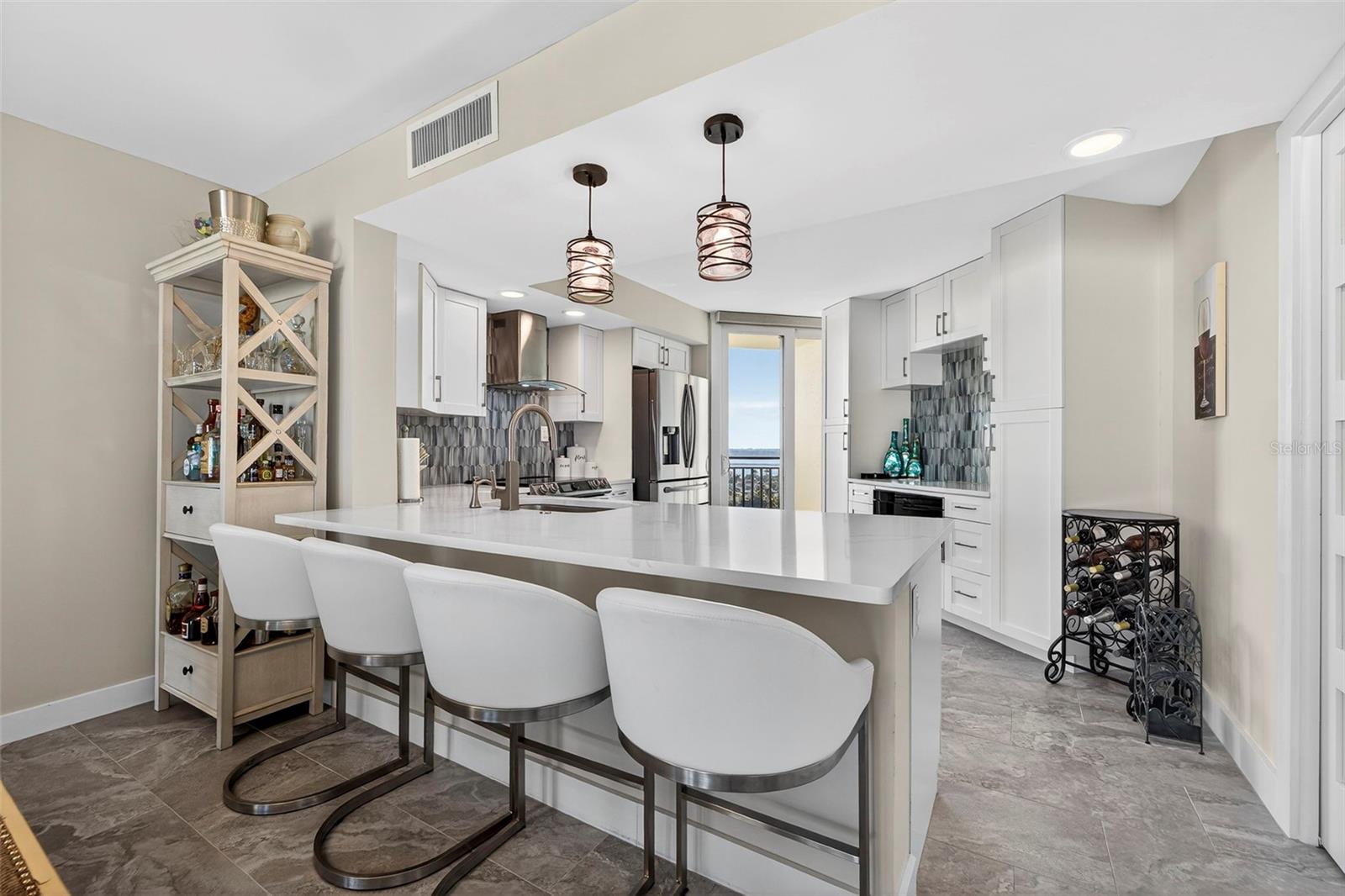 Image 5 of 37 For 690 Island Way 1109