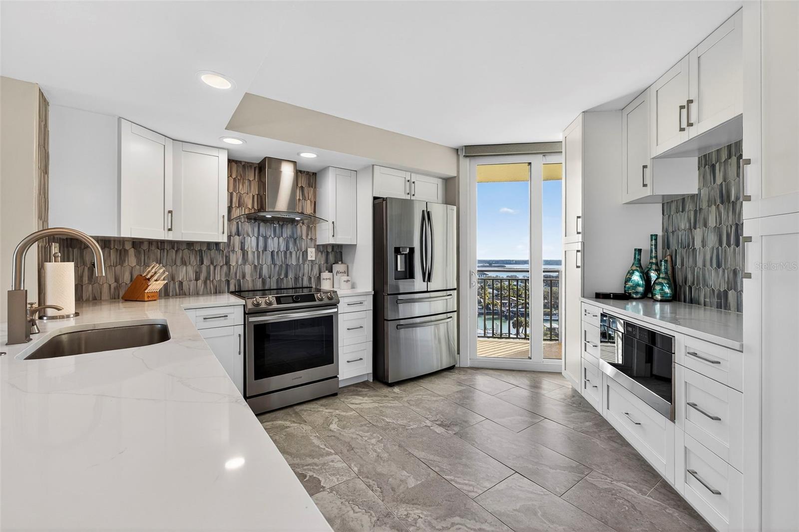 Image 6 of 37 For 690 Island Way 1109