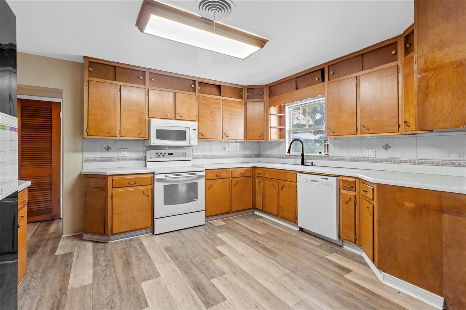 Image 10 of 30 For 24242 Cortez Boulevard