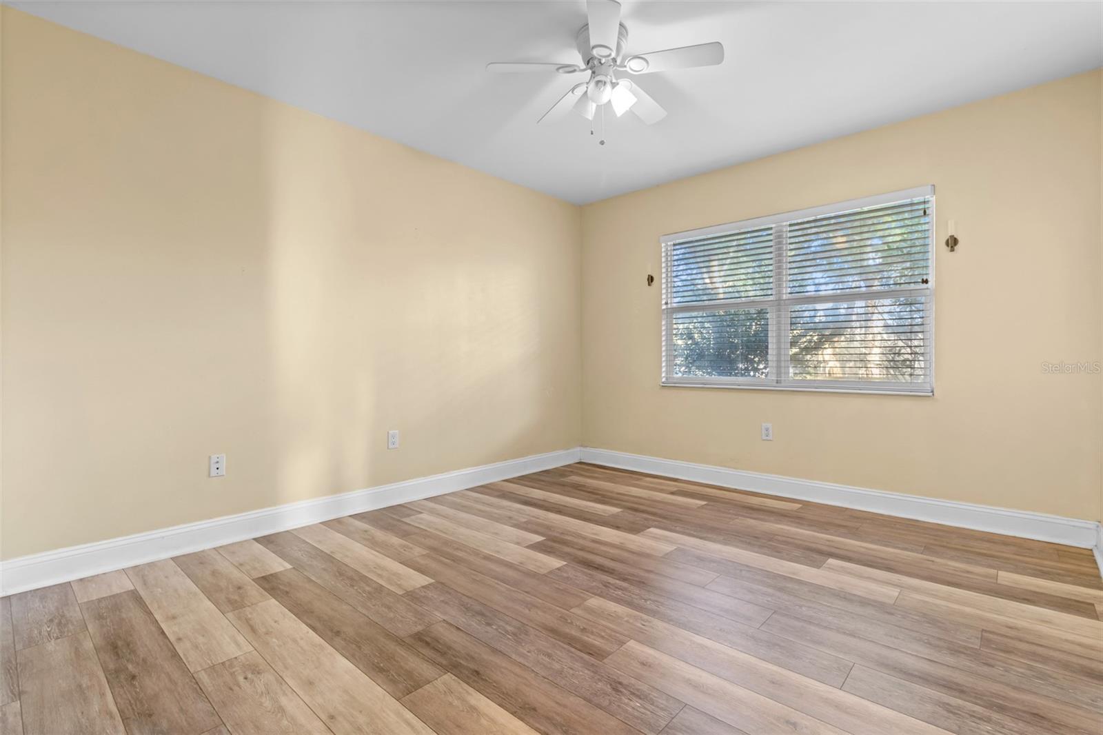 Image 15 of 30 For 24242 Cortez Boulevard