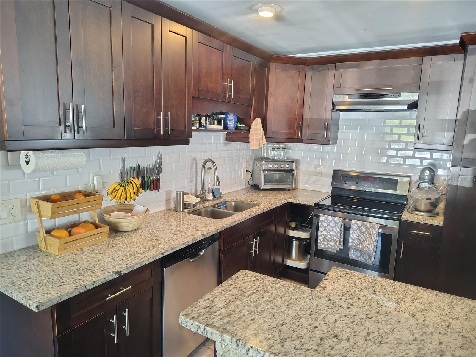 Listing photo id 10 for 5309 Nancy Street