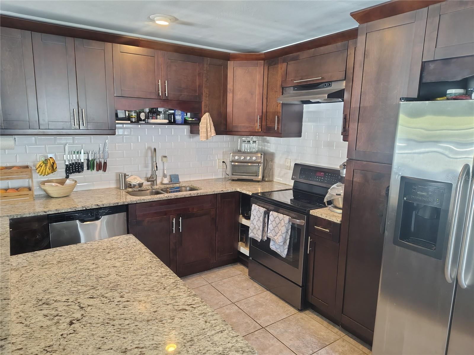 Listing photo id 7 for 5309 Nancy Street