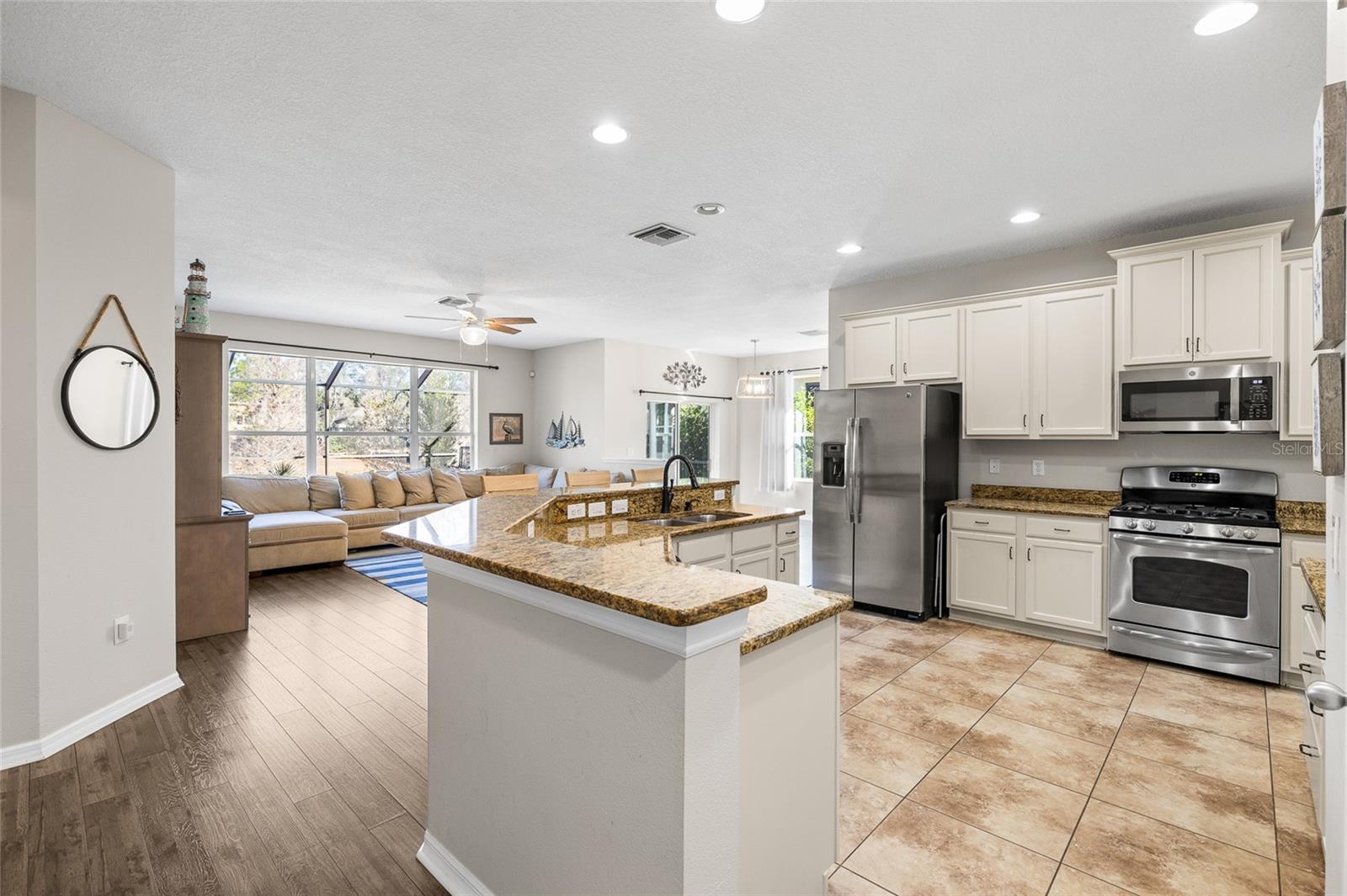 Listing photo id 9 for 15861 Starling Water Drive