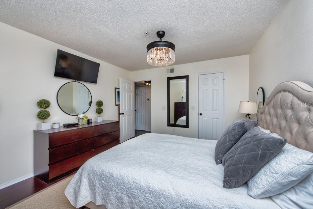 Image 18 of 49 For 2400 Feather Sound Drive 832