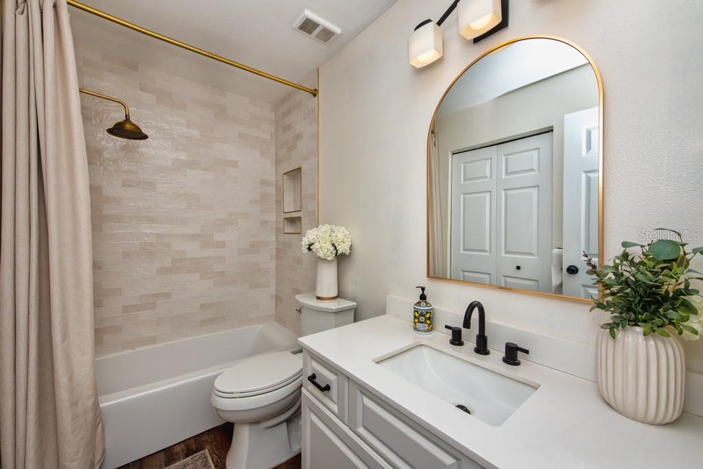 Image 19 of 49 For 2400 Feather Sound Drive 832