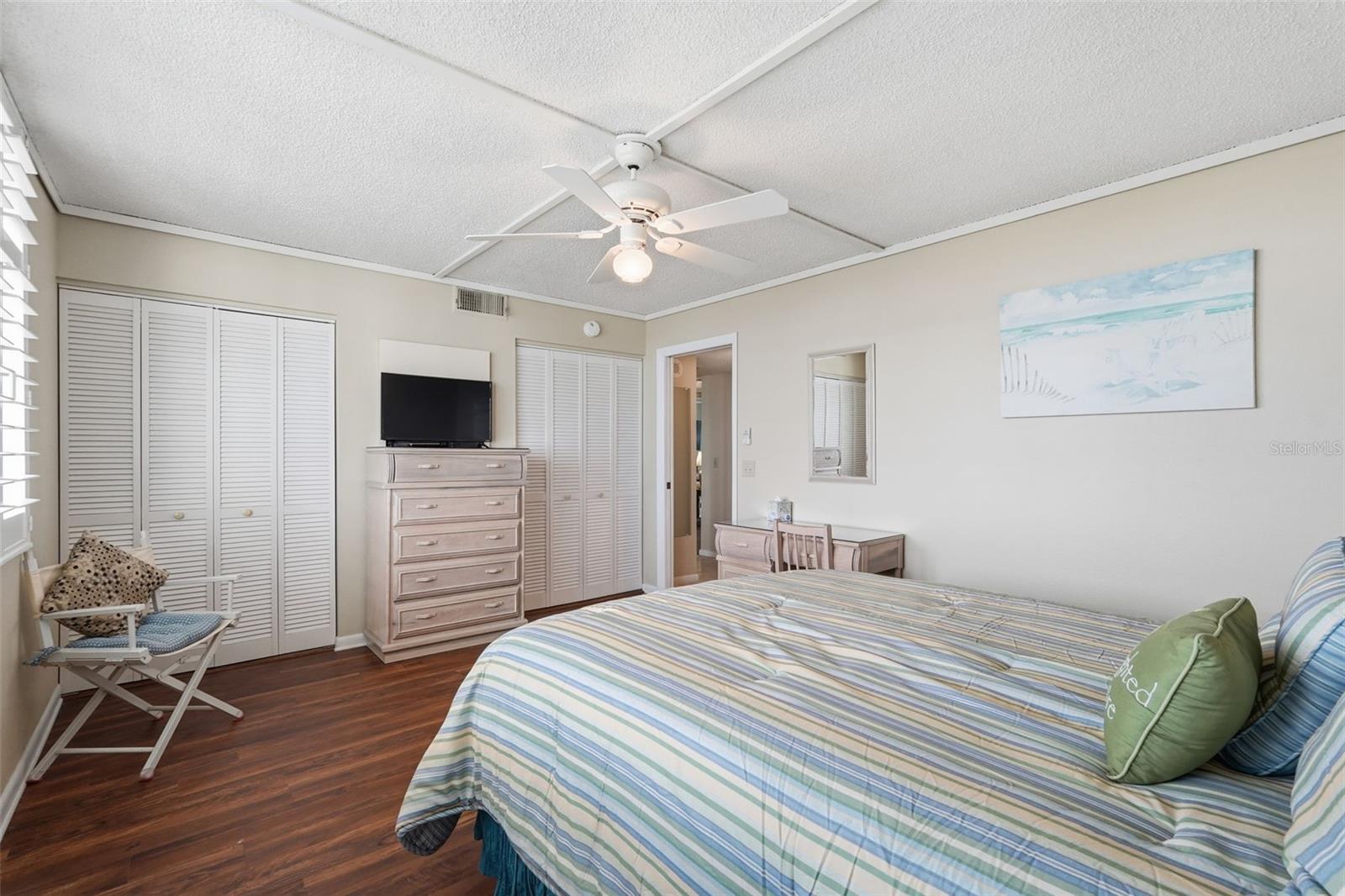 Listing photo id 10 for 1581 Gulf Boulevard 403n