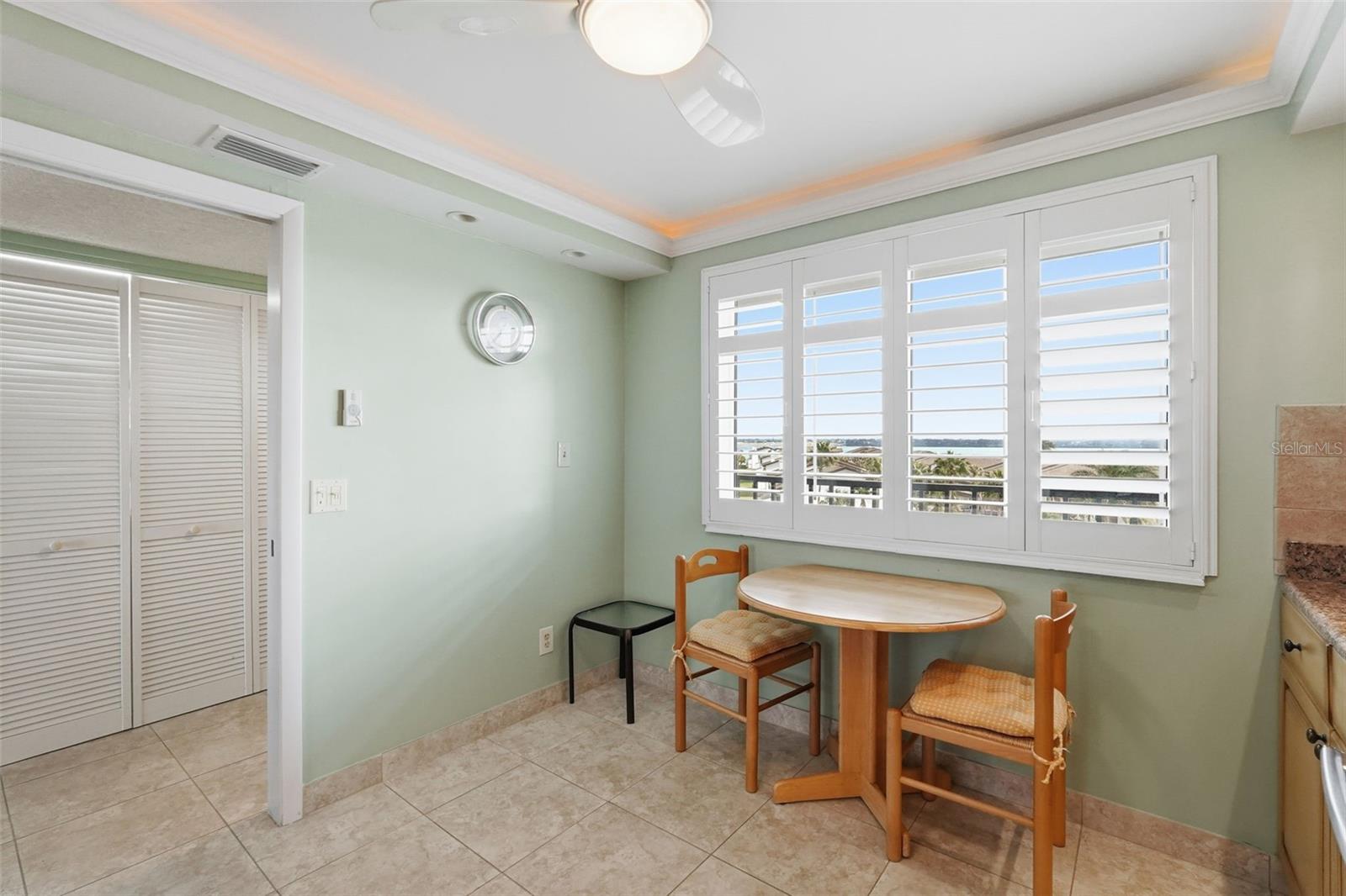 Listing photo id 11 for 1581 Gulf Boulevard 403n