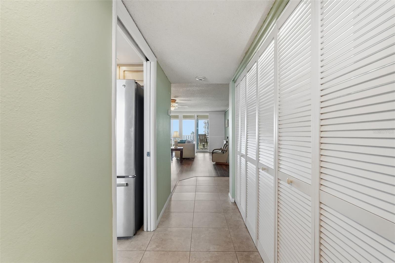 Listing photo id 12 for 1581 Gulf Boulevard 403n