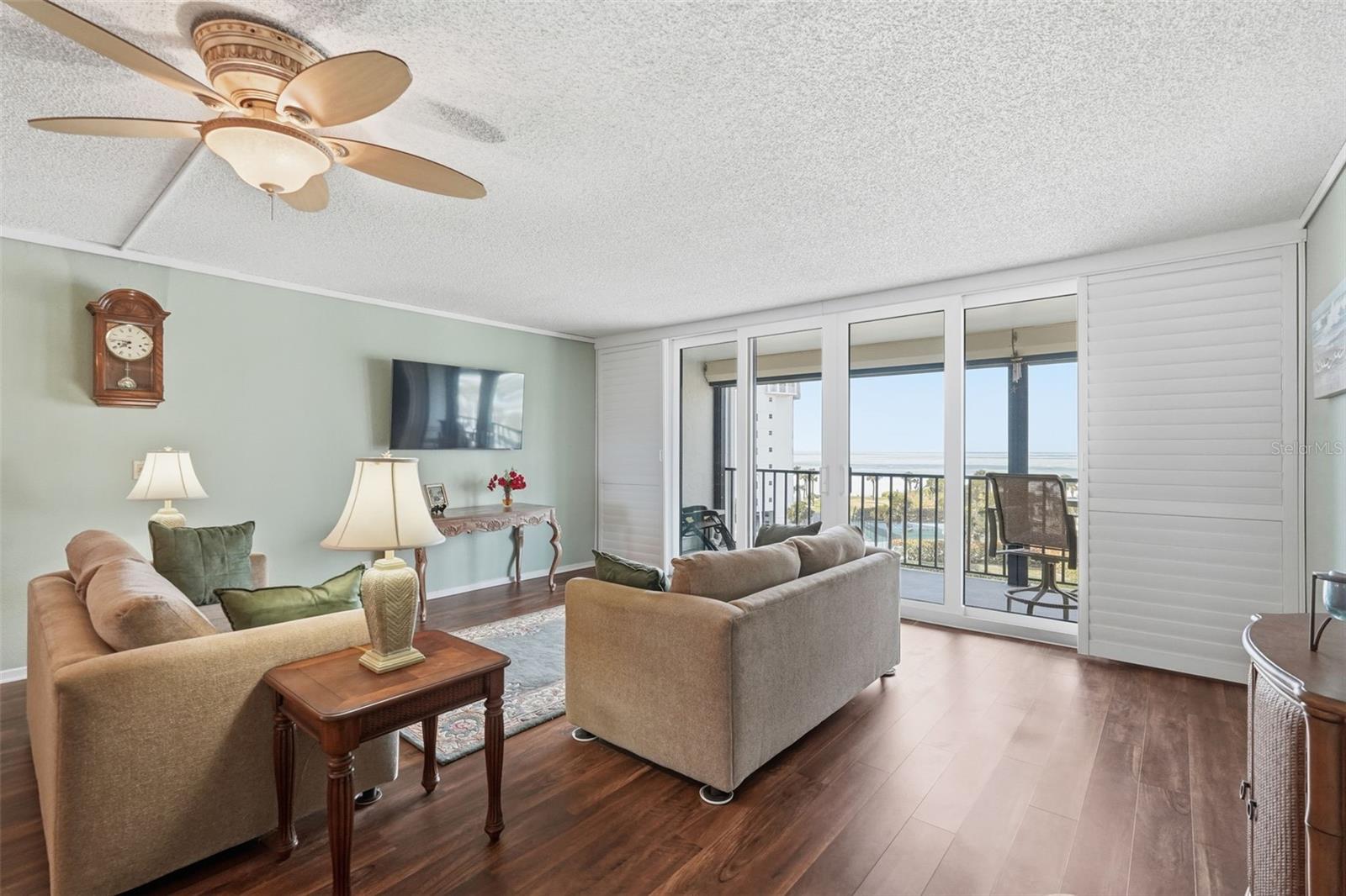 Listing photo id 17 for 1581 Gulf Boulevard 403n