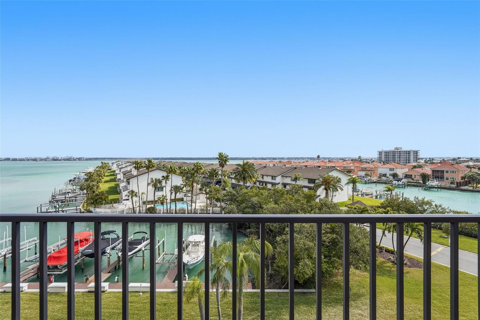 Listing photo id 25 for 1581 Gulf Boulevard 403n