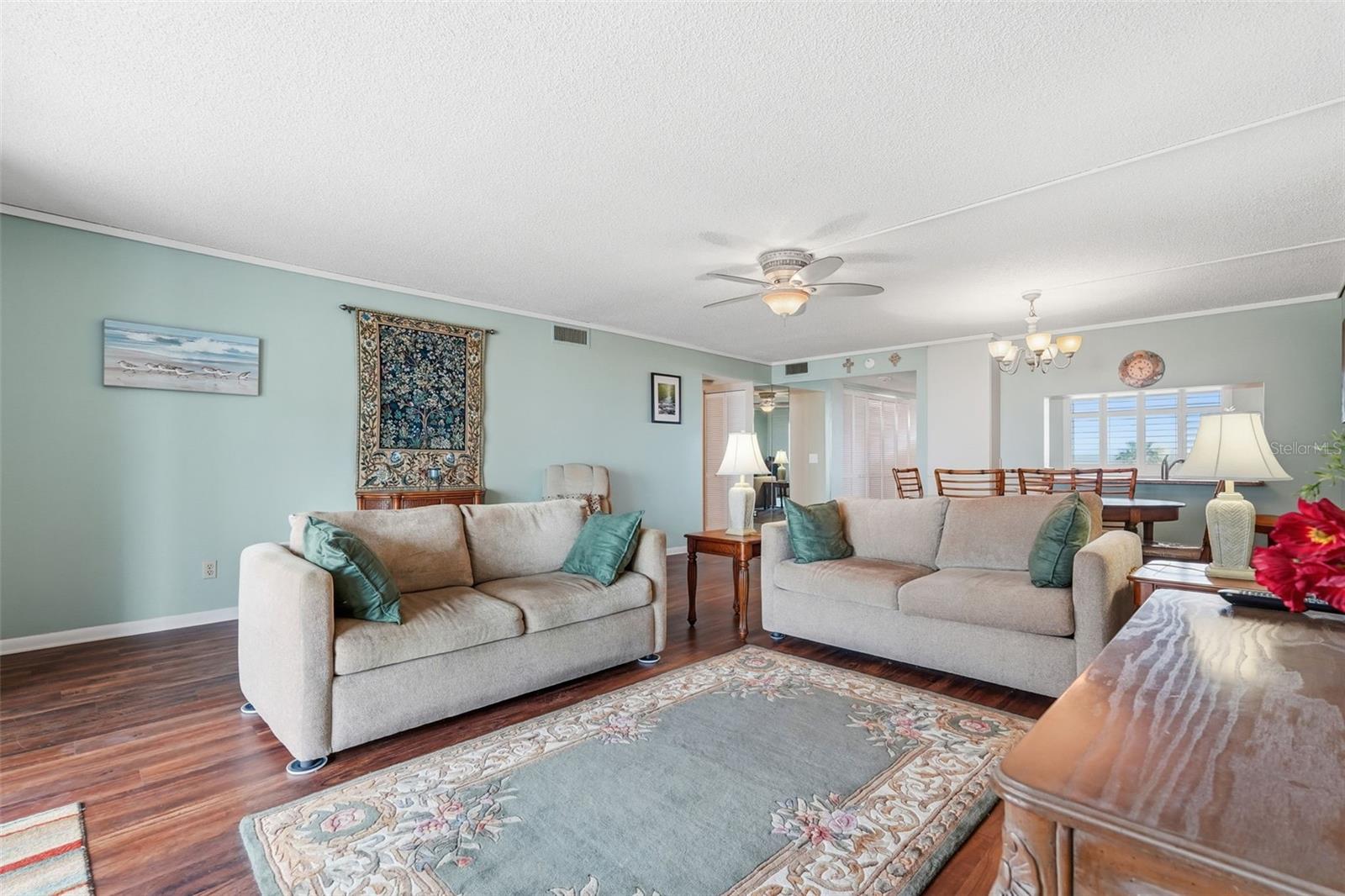 Listing photo id 1 for 1581 Gulf Boulevard 403n