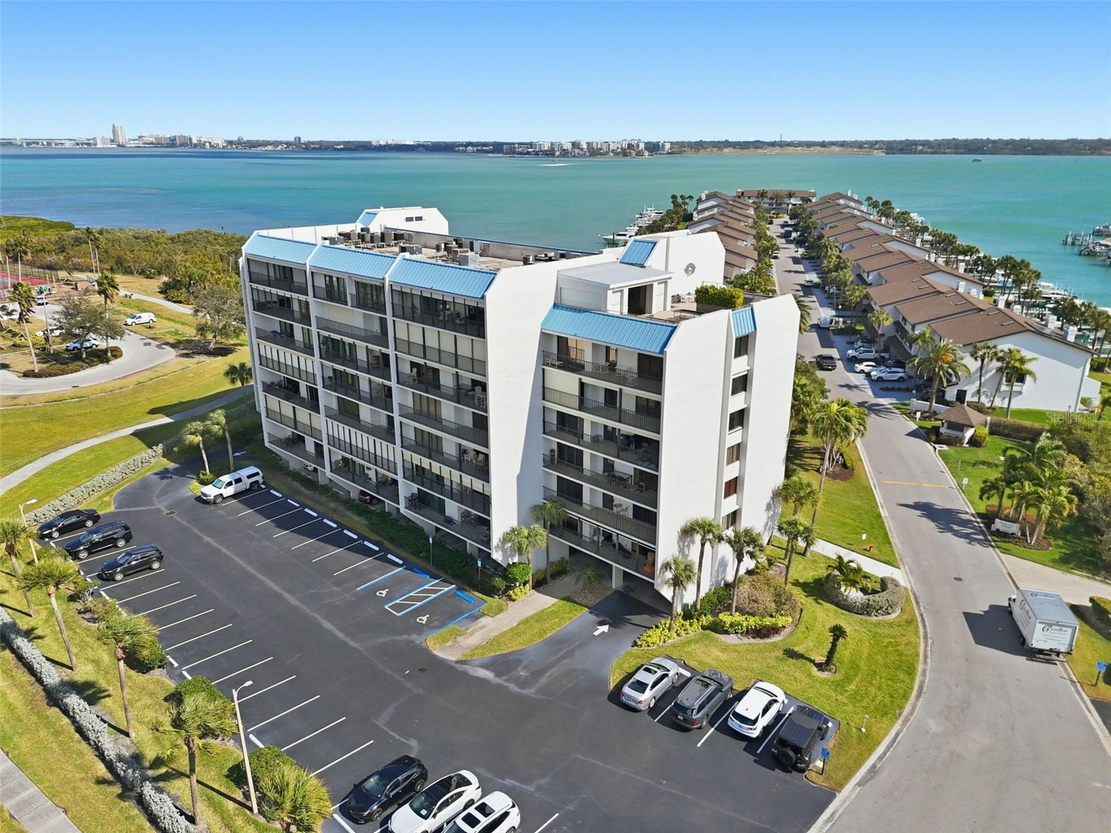 Listing photo id 33 for 1581 Gulf Boulevard 403n