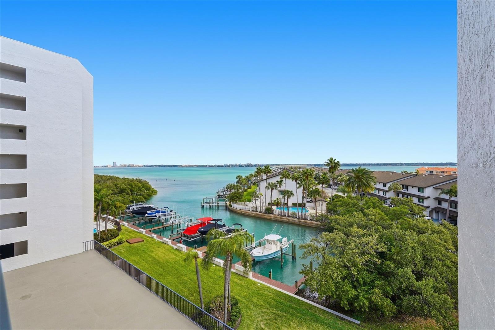 Listing photo id 39 for 1581 Gulf Boulevard 403n