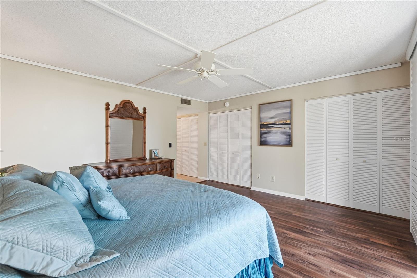 Listing photo id 5 for 1581 Gulf Boulevard 403n