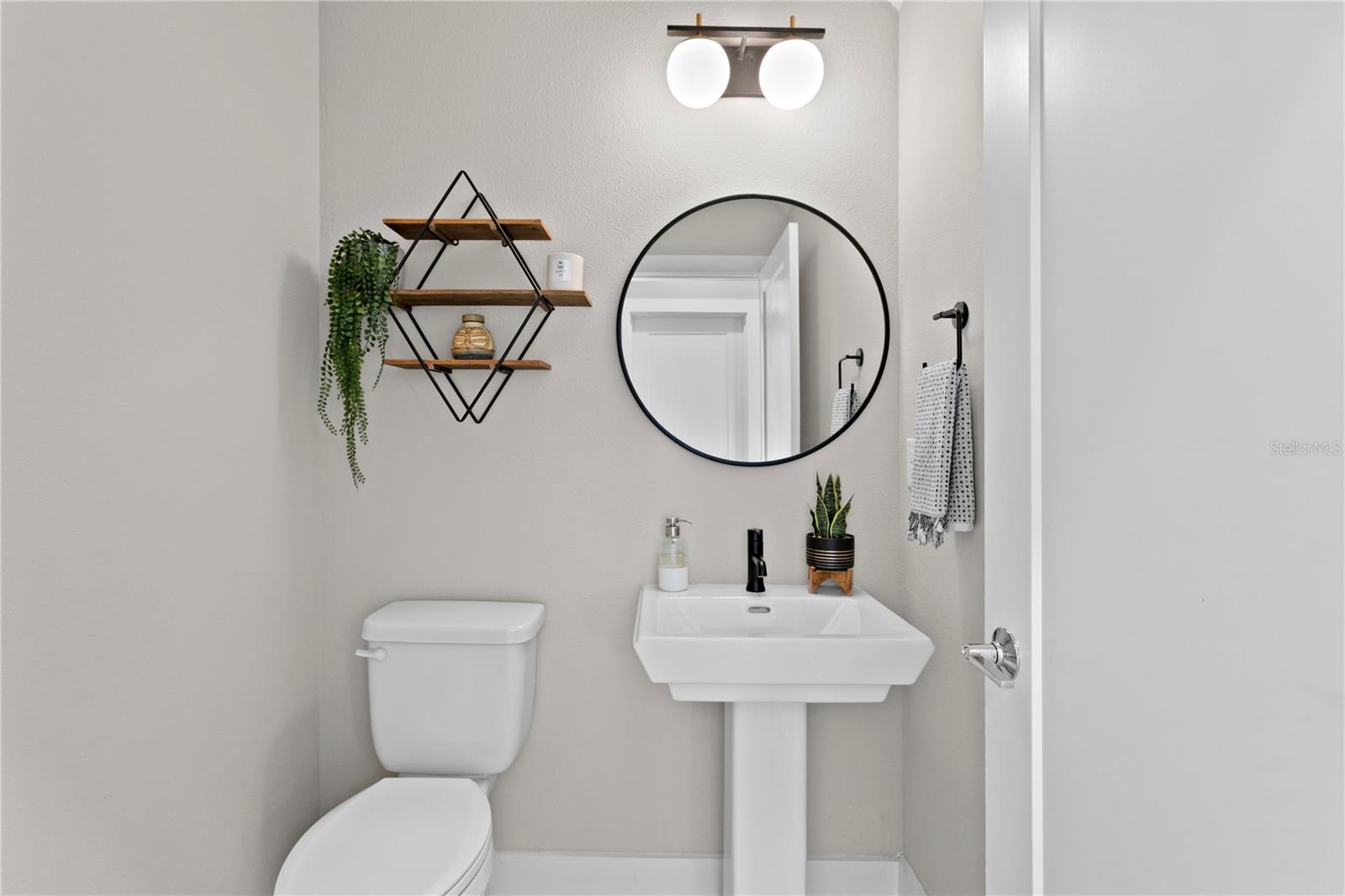 Image 20 of 38 For 2560 12th Terrace N