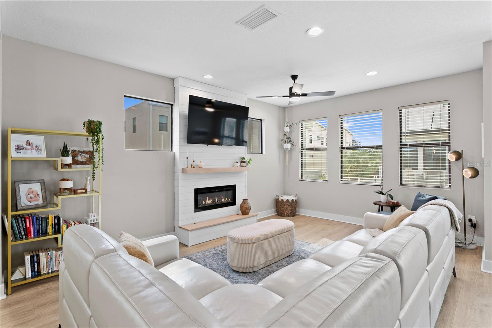 Image 9 of 38 For 2560 12th Terrace N