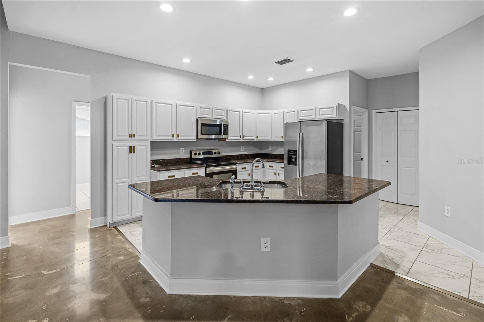 Listing photo id 12 for 3616 Cypress Meadows Road