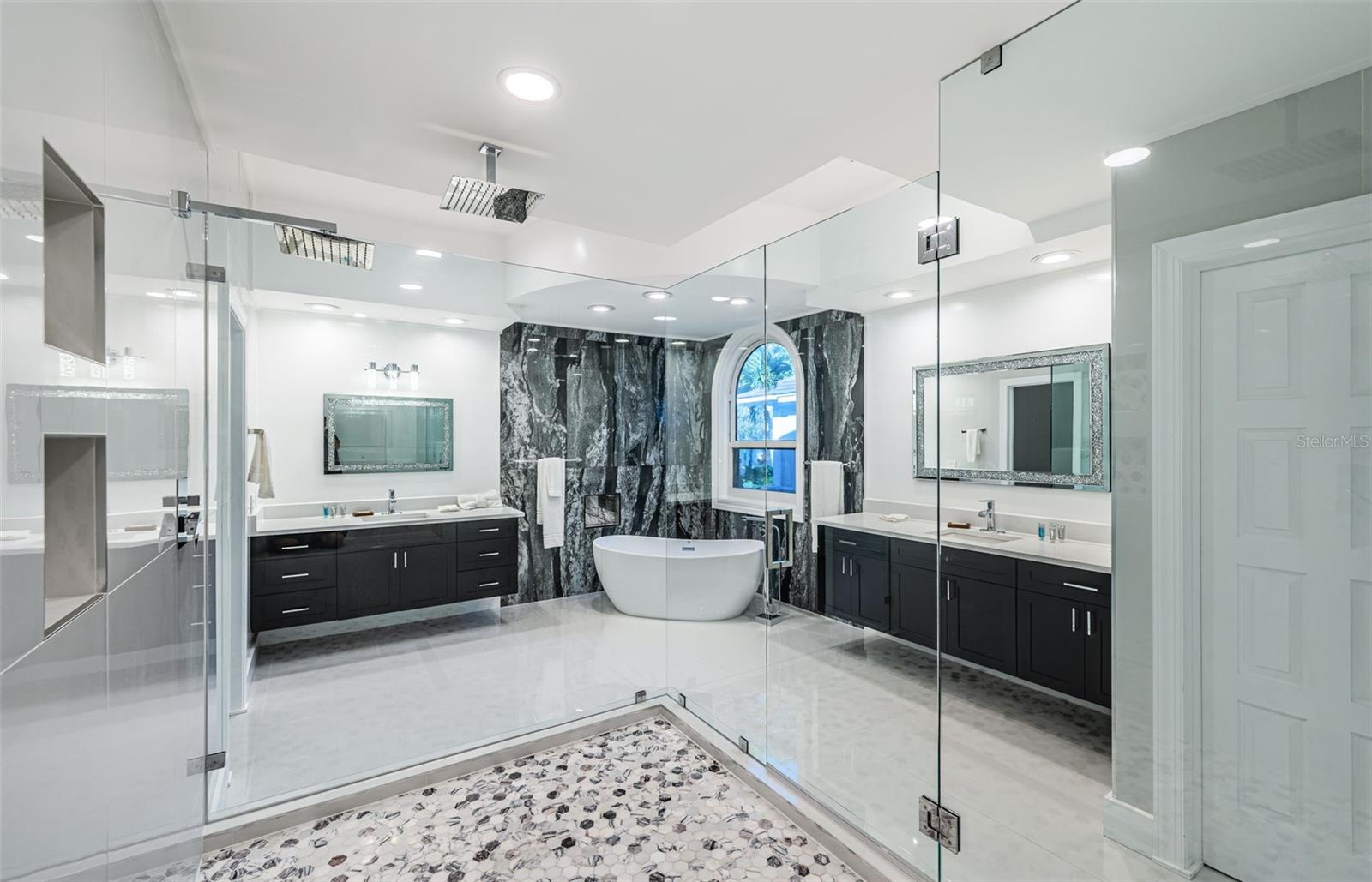 Listing photo id 37 for 5212 62nd Avenue S