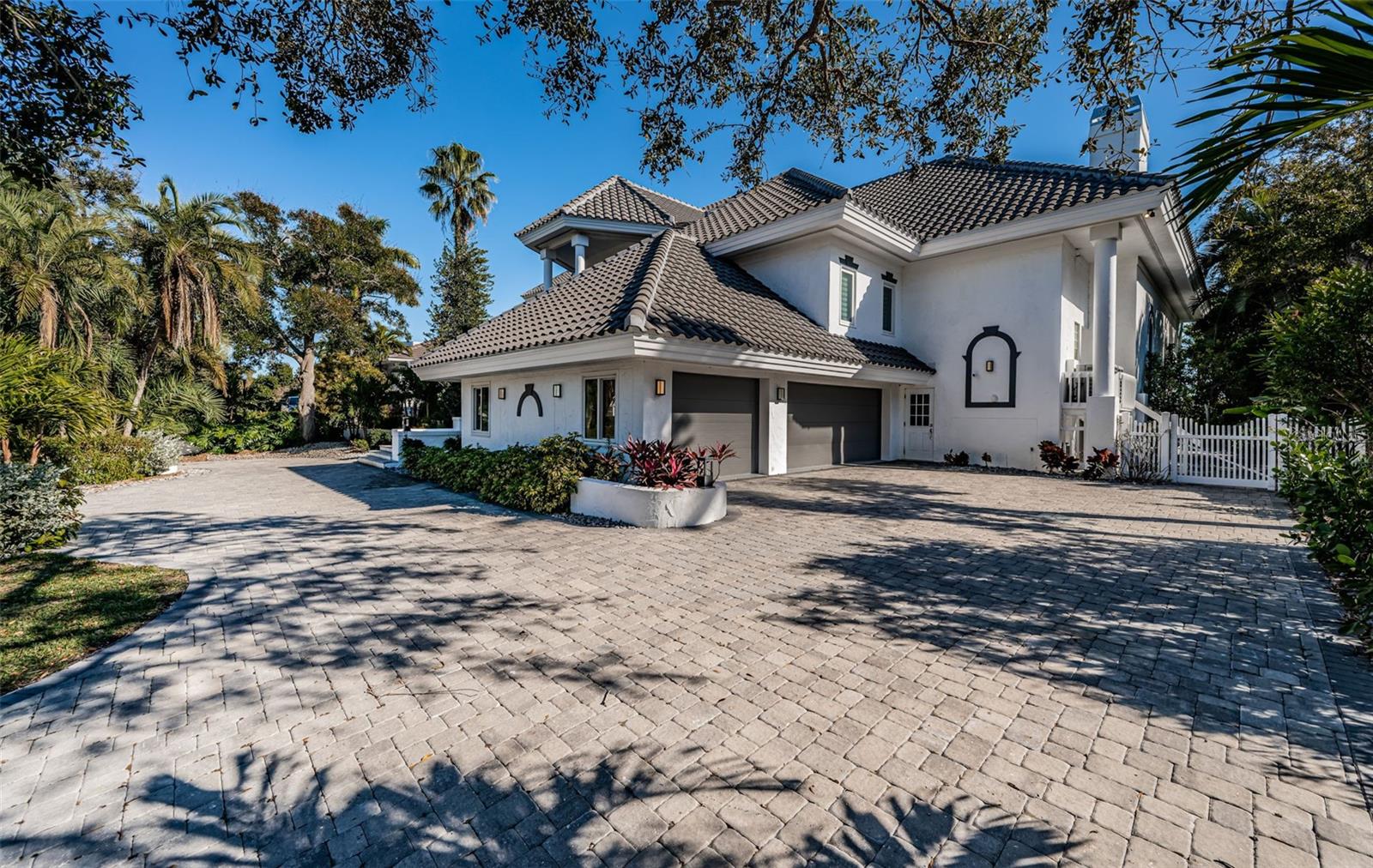 Listing photo id 3 for 5212 62nd Avenue S