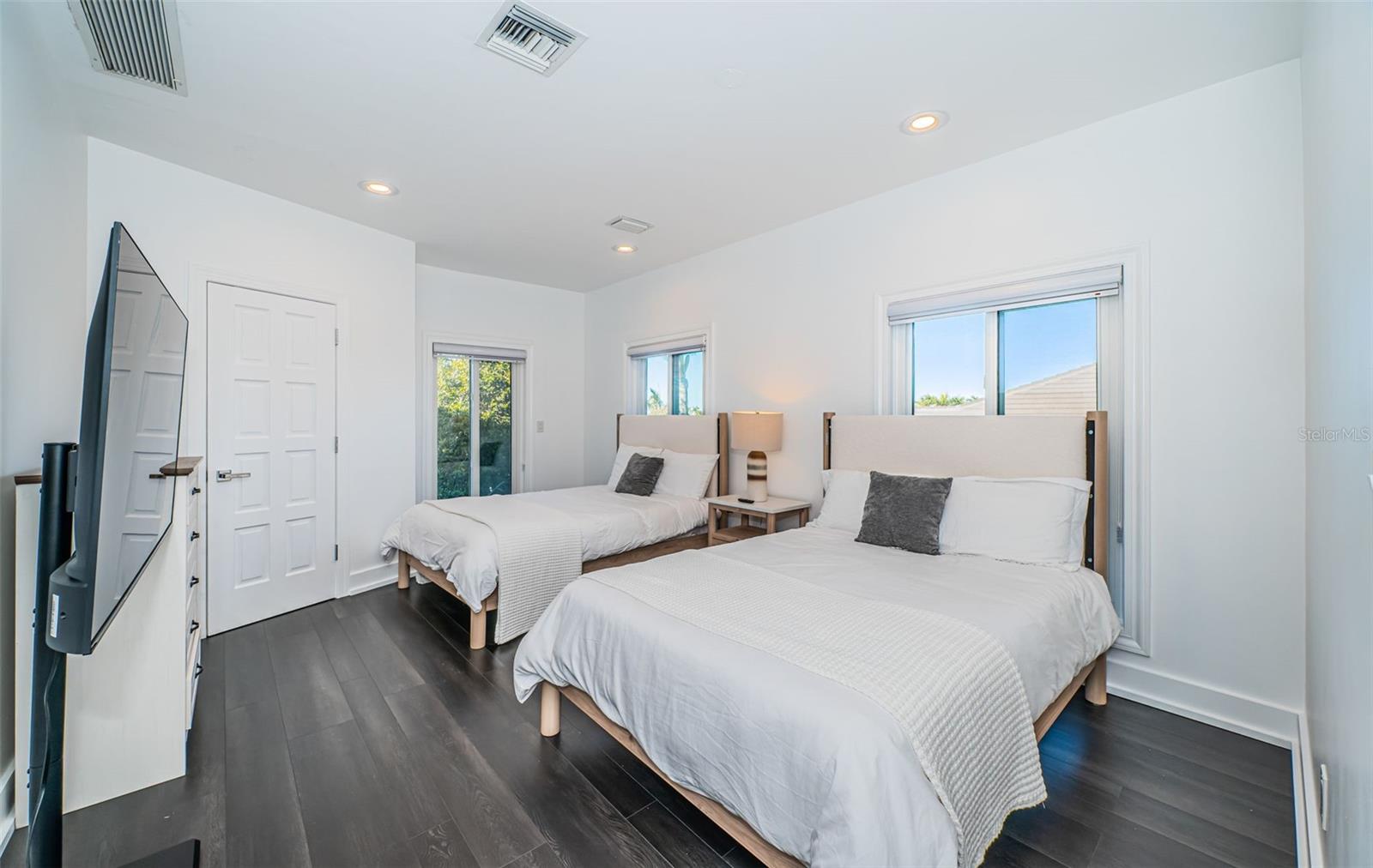 Listing photo id 57 for 5212 62nd Avenue S