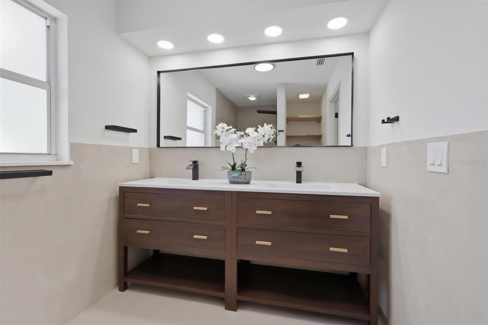 Image 12 of 26 For 250 Deerfoot Road