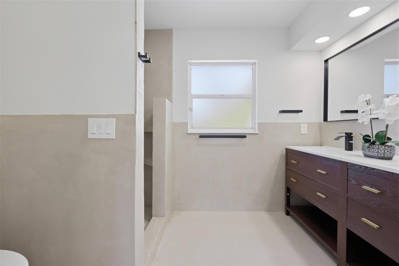 Image 14 of 26 For 250 Deerfoot Road