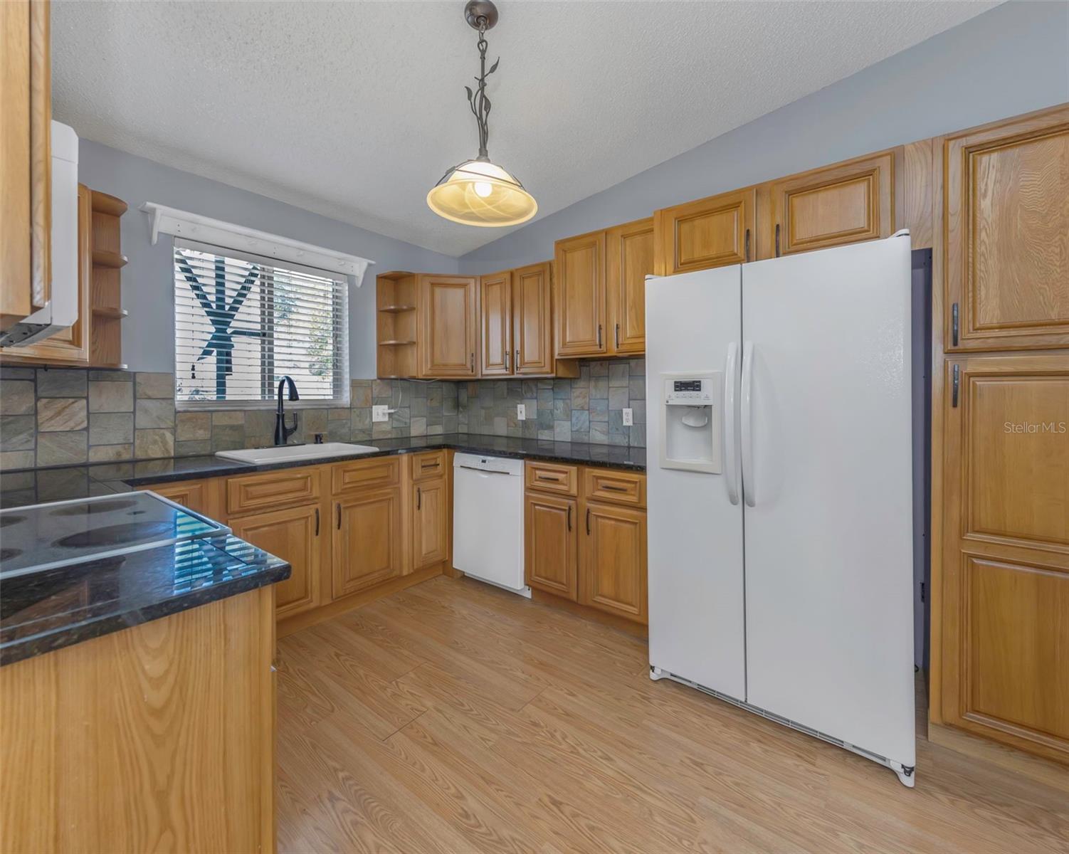 Image 14 of 72 For 747 Brook Street