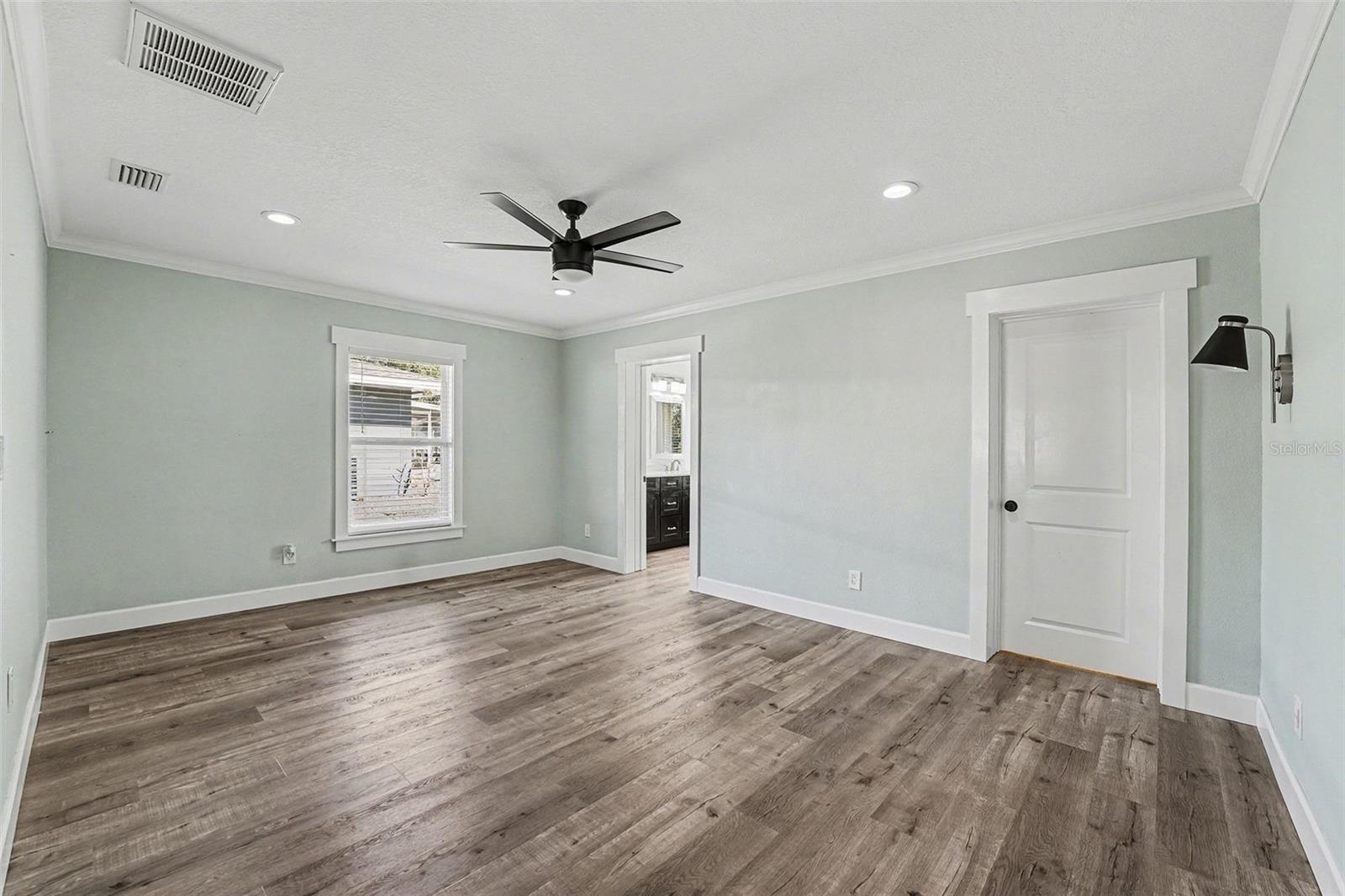 Image 21 of 36 For 5811 Lake Breeze Avenue