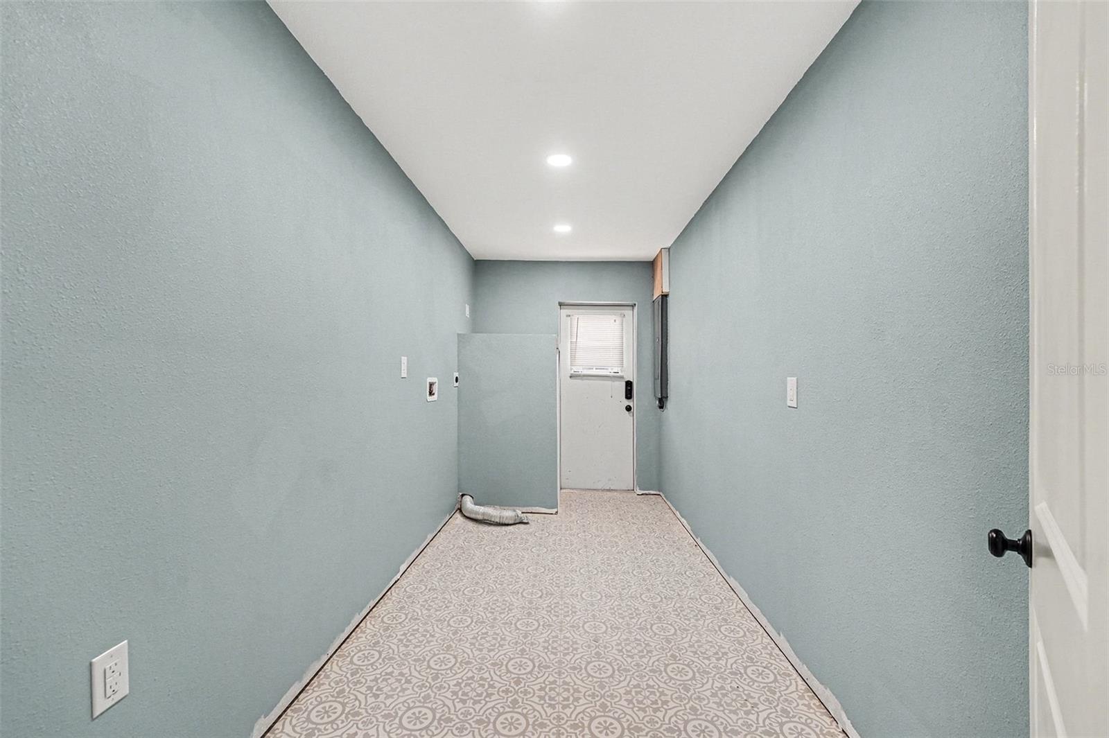 Image 23 of 36 For 5811 Lake Breeze Avenue