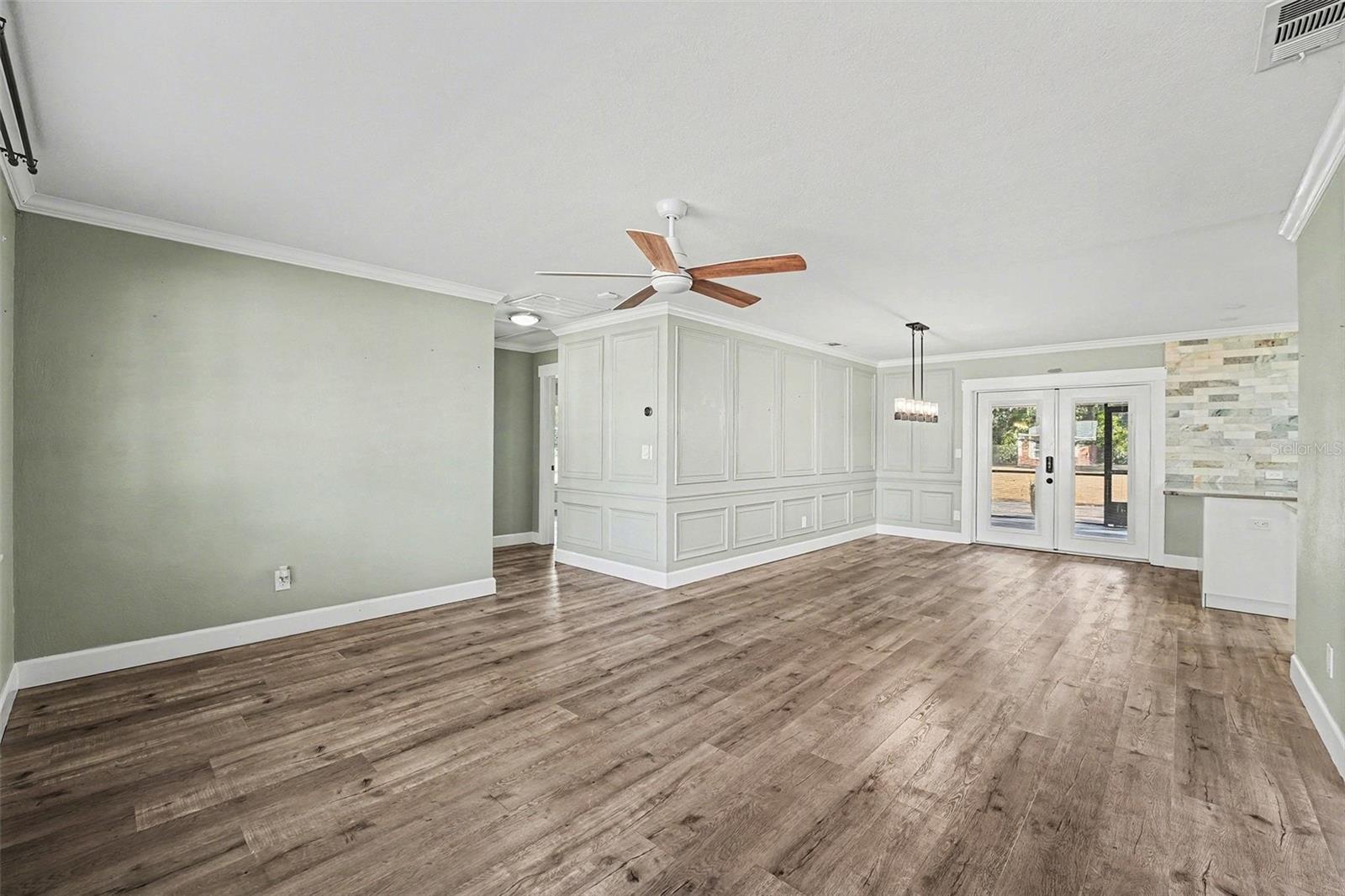 Image 8 of 36 For 5811 Lake Breeze Avenue