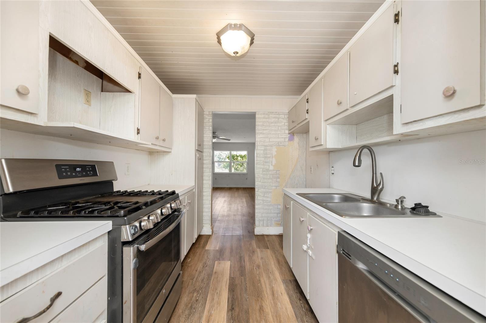 Image 6 of 17 For 10032 65th Avenue N 9