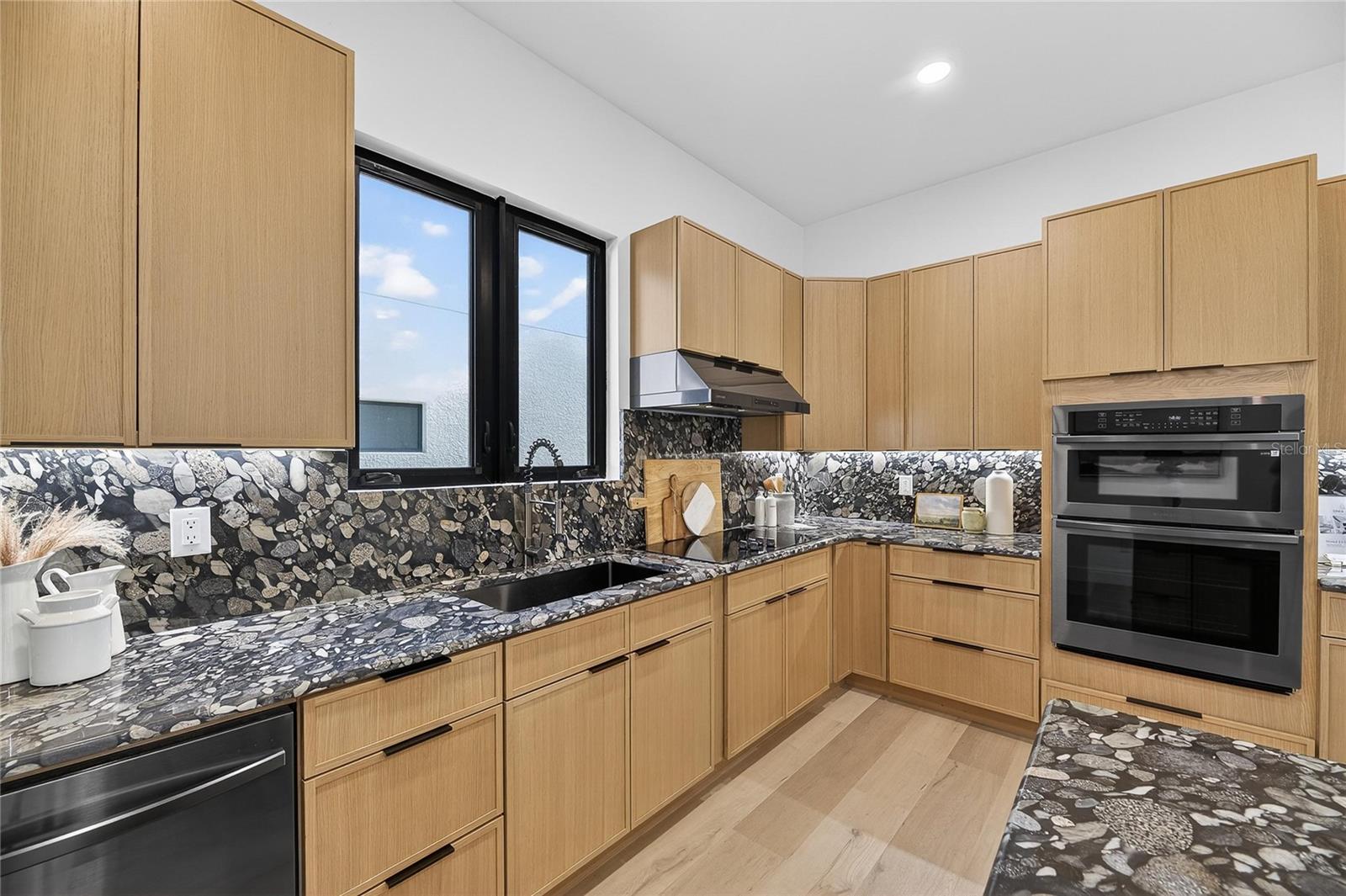 Image 23 of 84 For 2335 Oak Terrace