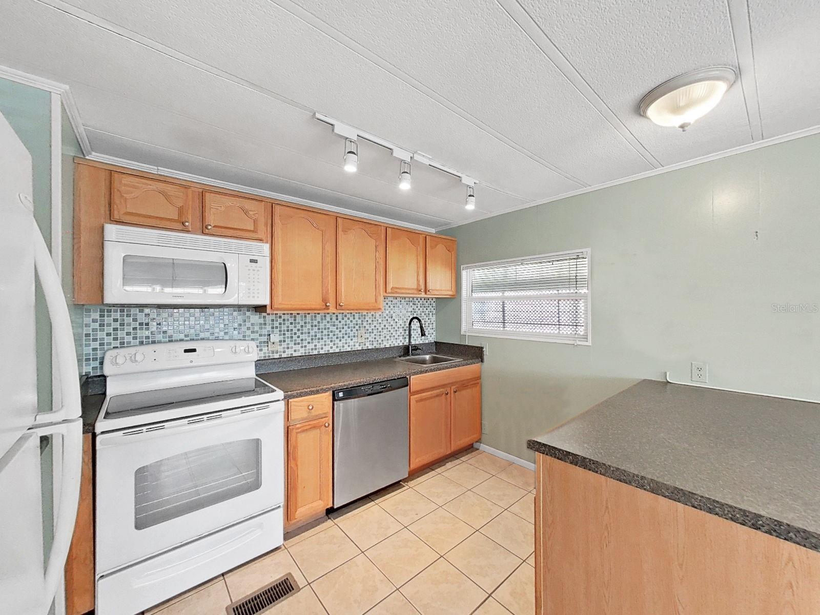 Image 5 of 24 For 12501 Ulmerton Road 119