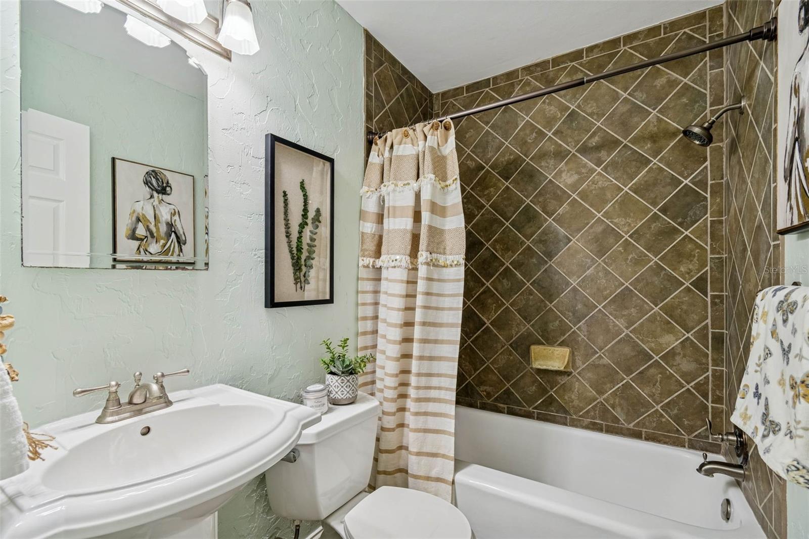 Image 17 of 46 For 6041 5th Avenue N