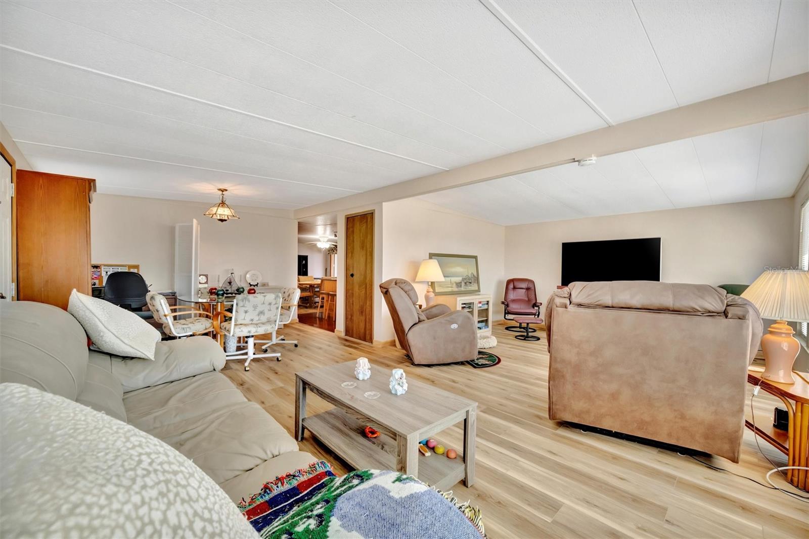 Image 20 of 57 For 132 Saint Lucia Loop