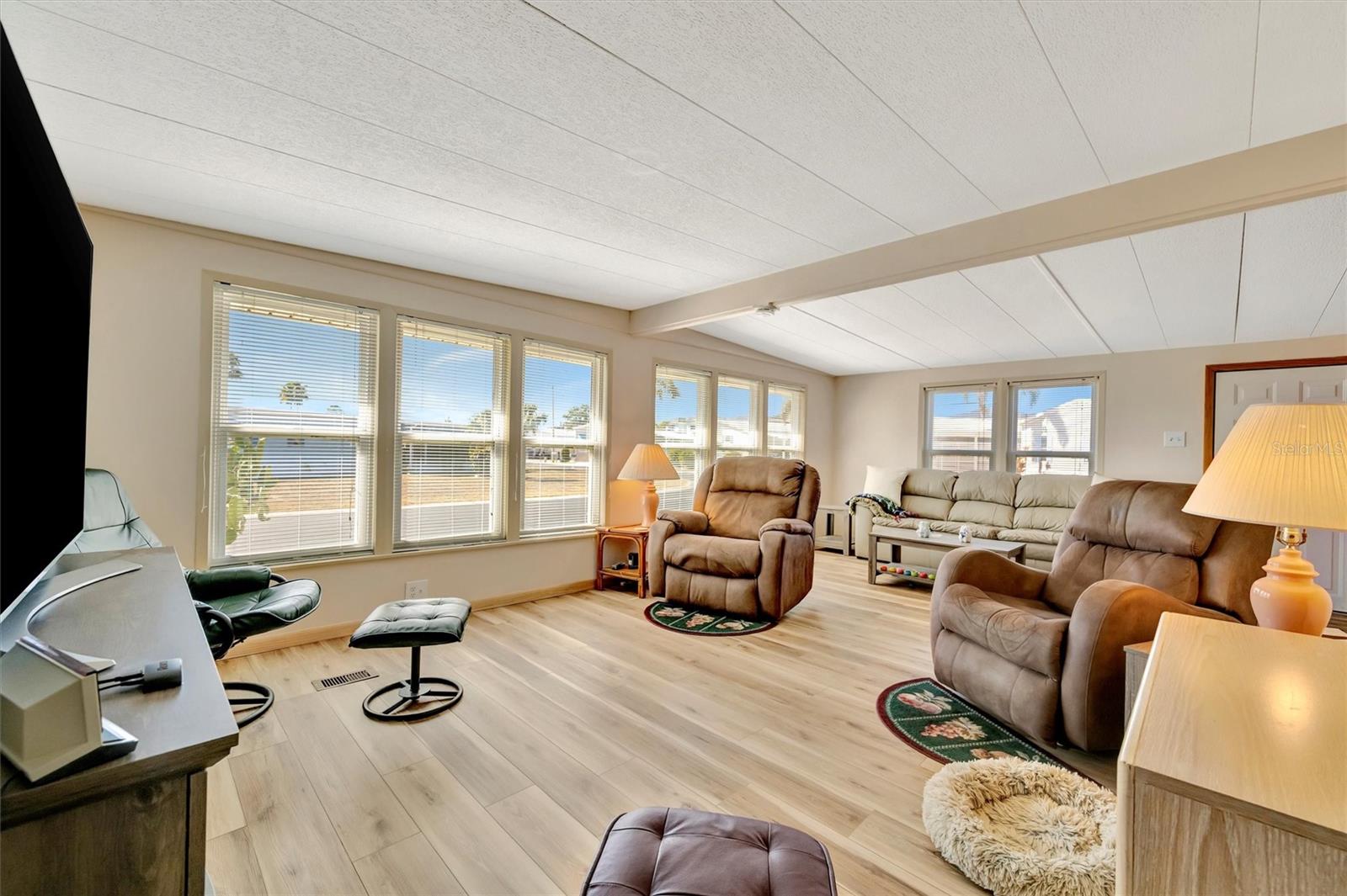 Image 23 of 57 For 132 Saint Lucia Loop