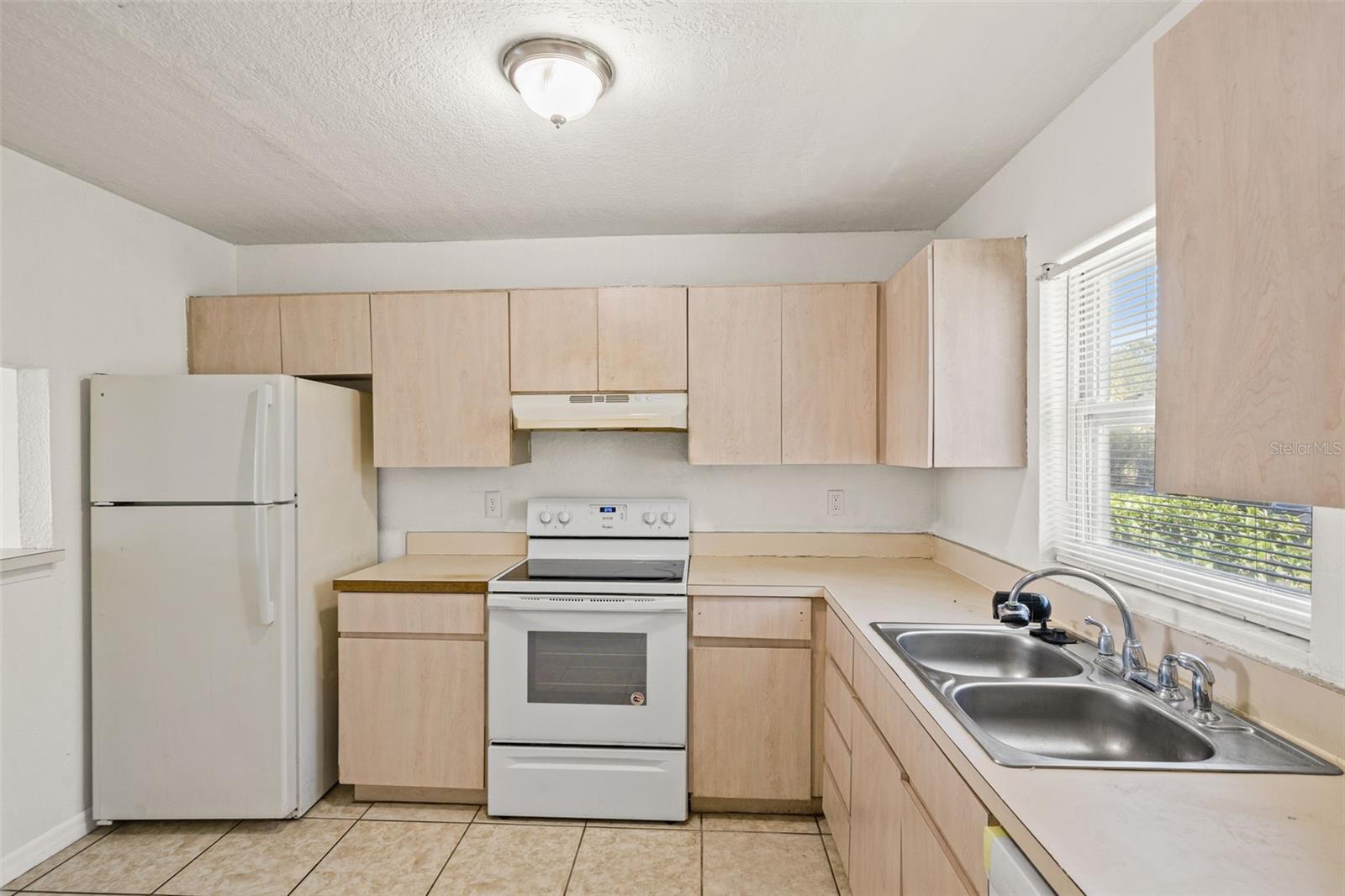 Image 3 of 20 For 14415 American Circle  104