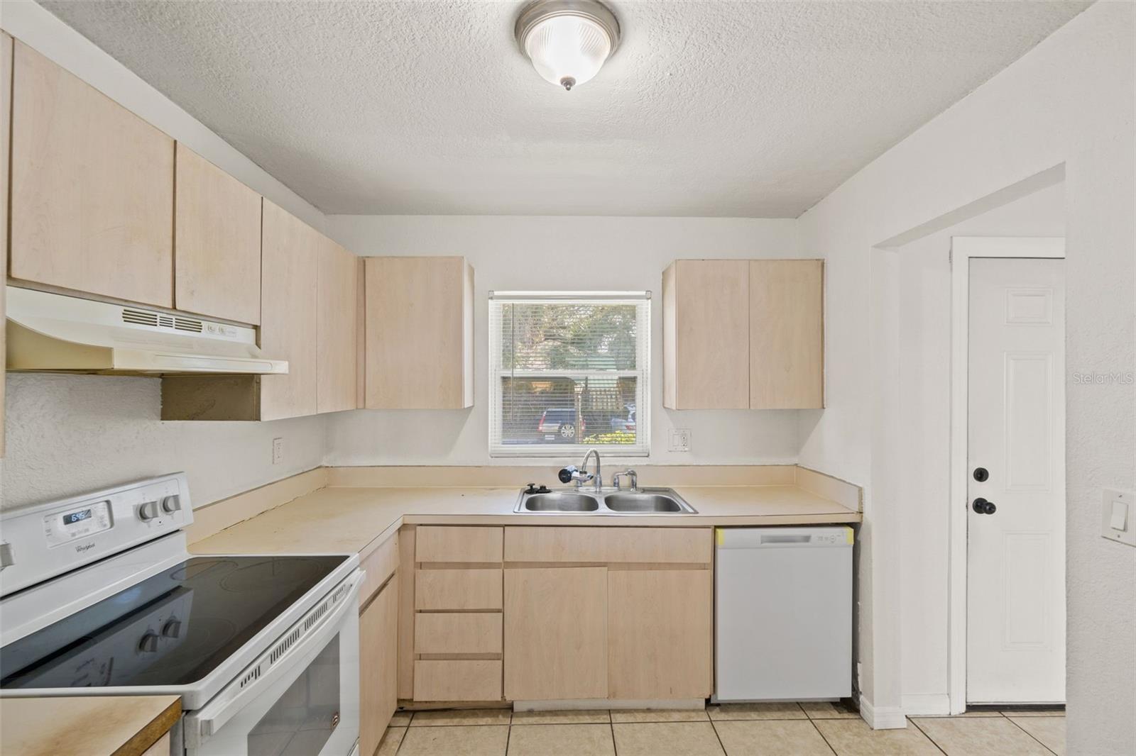 Image 4 of 20 For 14415 American Circle  104